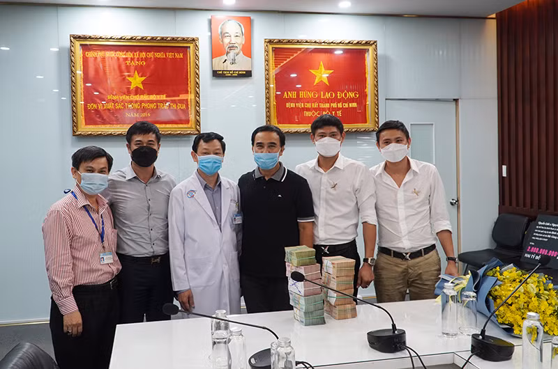 Nghệ sĩ Quyền Linh và những người yêu lan ủng hộ 2 tỷ đồng phòng, chống dịch Covid-19 -0