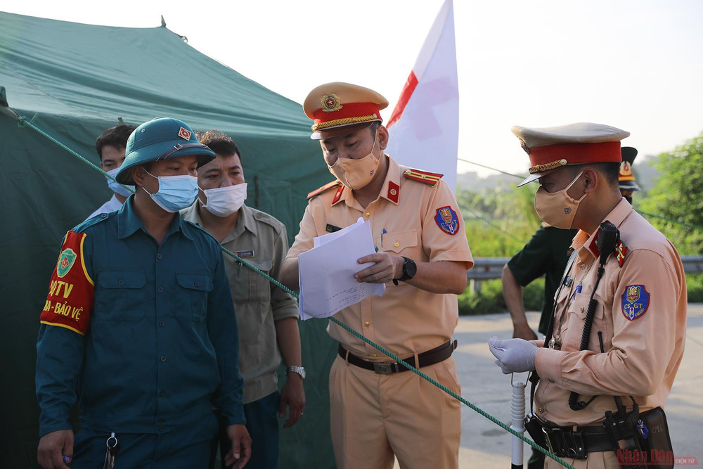 Lực lượng cảnh sát giao thông phối hợp lực lượng sở tại triển khai phương án khả thi vừa bảo đảm kiểm soát tốt phương tiện ra vào, vừa bảo an đảm toàn phòng dịch. 5chot_kiem_soat_dich_Ha-1626232109523.jpg