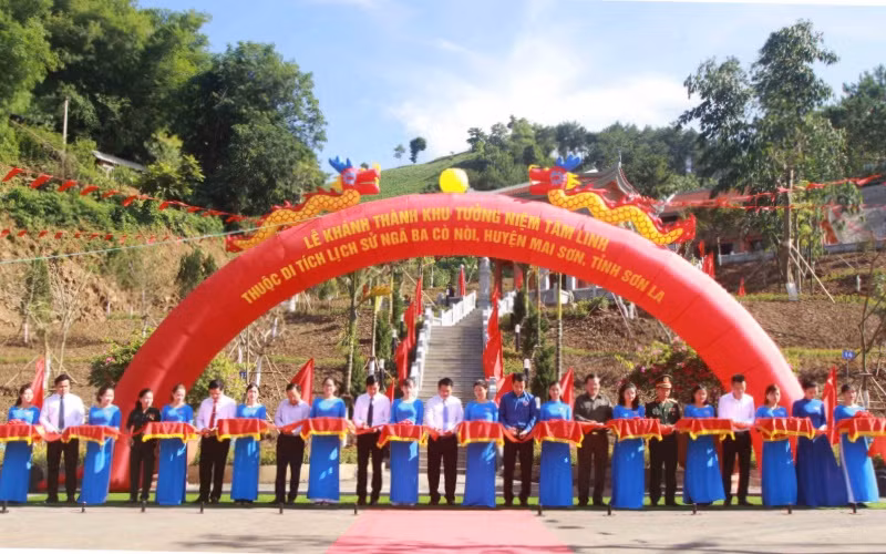 Cắt băng khánh thành Khu tưởng niệm tâm linh Ngã ba Cò Nòi.