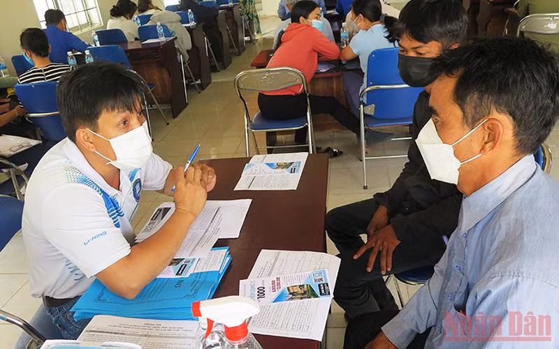 Cán bộ Trung tâm giới thiệu việc làm tỉnh Kon Tum tư vấn, giới thiệu việc làm tại cho bà con đồng bào dân tộc thiểu số.