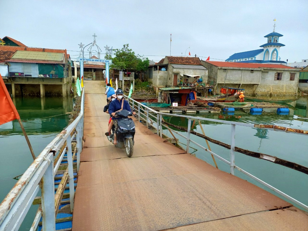 Hằng ngày, người dân phải trả phí để đi qua cầu phao Cồn Nâm, xã Quảng Minh. Quảng Bình: Bắc cầu, đưa niềm vui về vùng cồn bãi sông Gianh -0