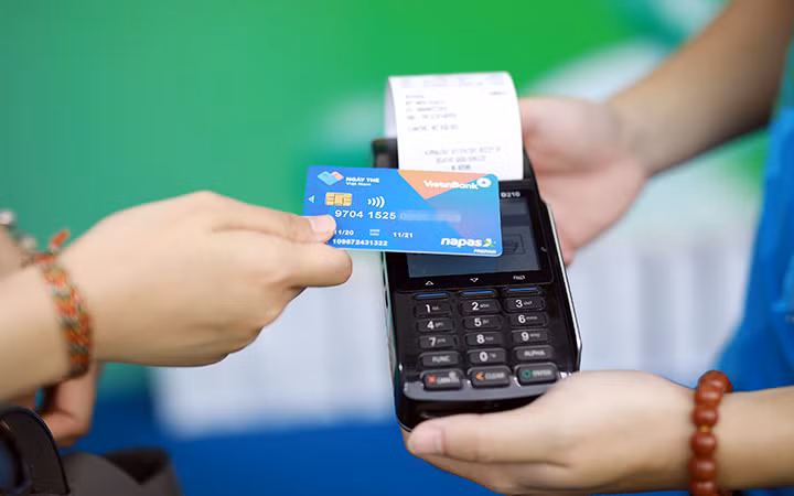 Giao dịch thanh toán bằng thẻ chip an toàn và bảo mật hơn.
