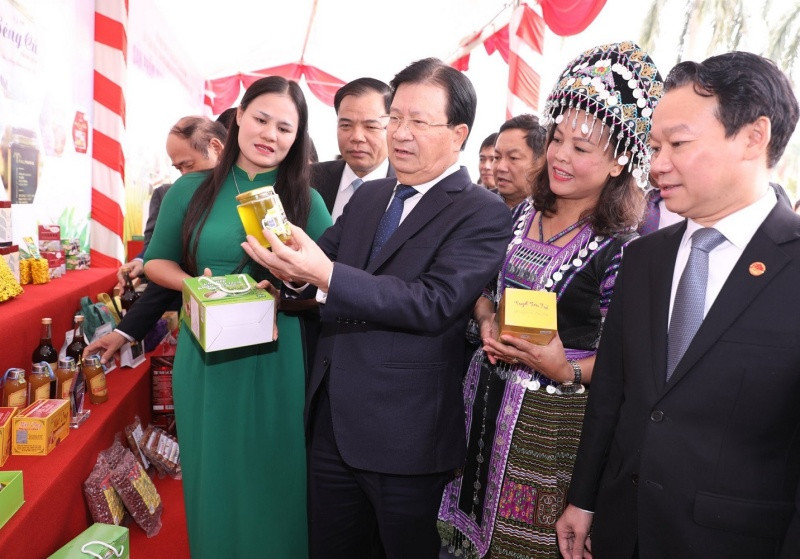 Các đại biểu tham quan gian hàng giới thiệu sản phẩm OCOP. Xây dựng nông thôn mới vùng đặc biệt khó khăn -0
