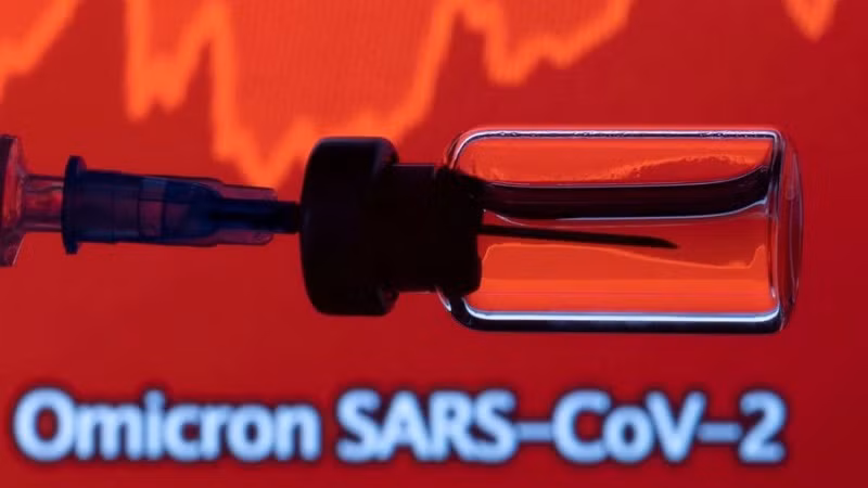 WHO cảnh báo các nước cần cảnh giác trước nguy cơ "rất cao" của biến thể Omicron. (Ảnh minh họa: Reuters)