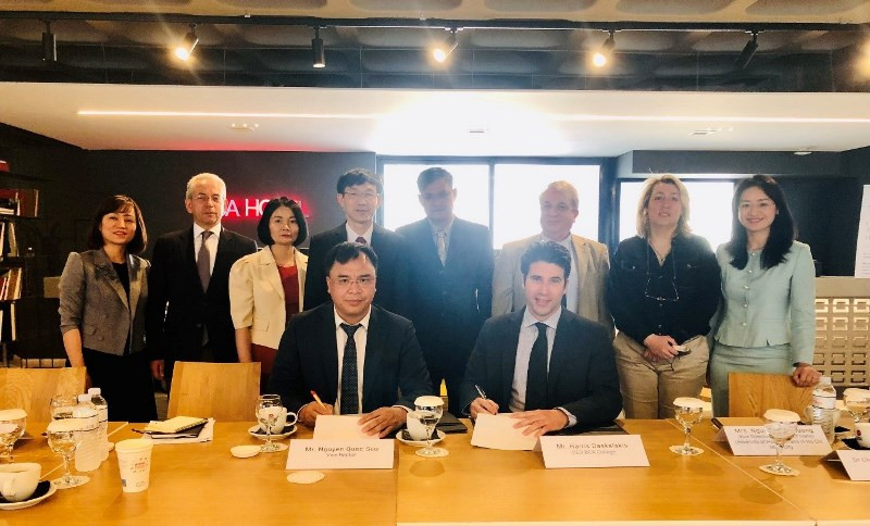PGS,TS Nguyễn Quốc Sửu, Phó Hiệu trưởng Đại học Nội vụ Hà Nội và ông Harris Daskalakis, Giám đốc điều hành Đại học Kinh doanh Athens (BCA) (Hy Lạp) ký kết Bản ghi nhớ hợp tác giữa hai cơ sở giáo dục. Thoả thuận hợp tác quốc tế giữa các trường đại học mở ra cơ hội học tập cho sinh viên Việt Nam tại nước ngoài -0