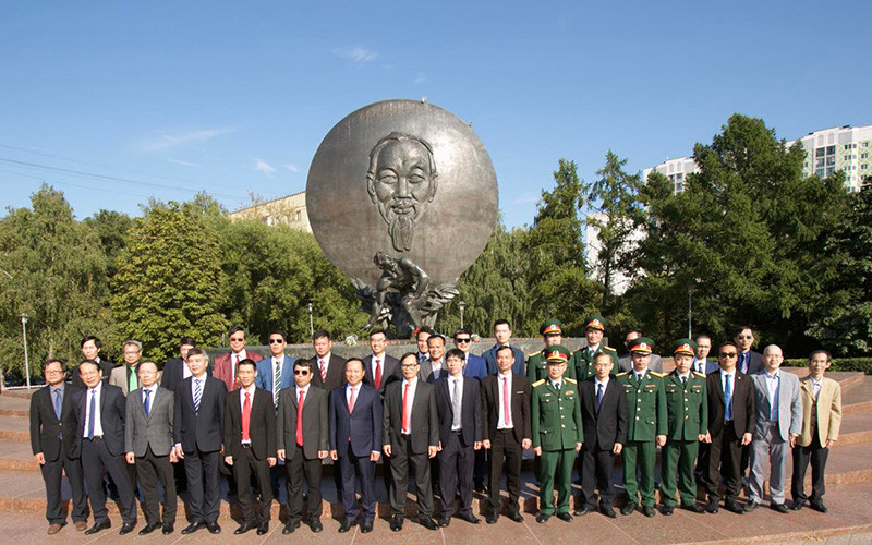 Các đại biểu chụp ảnh tại lễ dâng hoa bên Tượng đài Bác ở thủ đô Moscow, LB Nga. Kỷ niệm 75 năm Quốc khánh 2-9 tại LB Nga -0