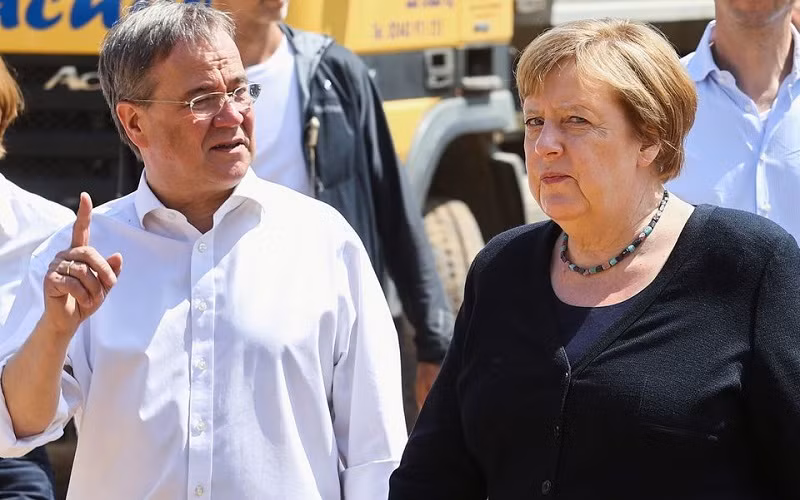 Thủ tướng Đức, bà Angela Merkel và ứng cử viên thủ tướng Armin Laschet. (Ảnh: Reuters)