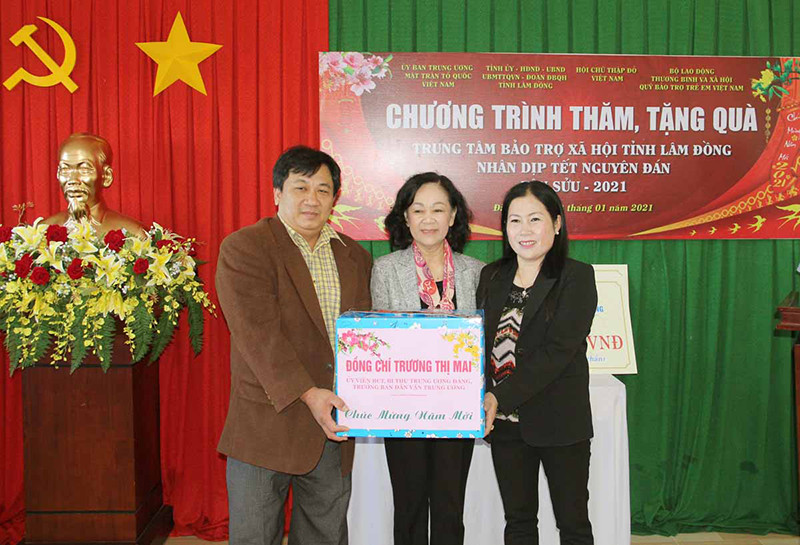 Đồng chí Trương Thị Mai trao tặng quà Tết tại Trung tâm Bảo trợ xã hội tỉnh Lâm Đồng. Đồng chí Trương Thị Mai tin tưởng Lạc Dương sớm trở thành huyện khá của tỉnh Lâm Đồng -0