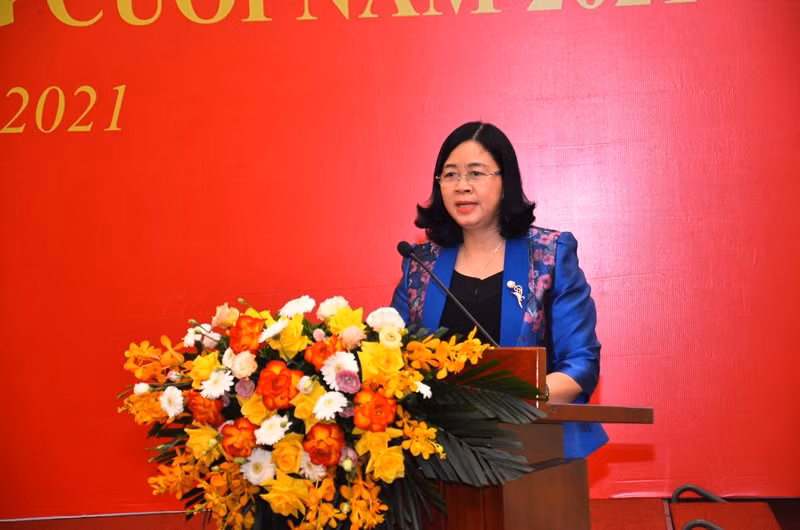 Đồng chí Bùi Thị Minh Hoài phát biểu tại Hội nghị sơ kết công tác dân vận 6 tháng đầu năm 2021.