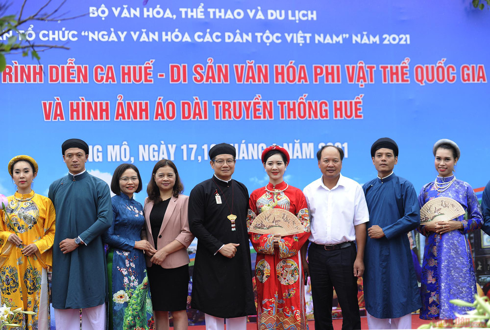 Ban Tổ chức chúc mừng các nghệ nhân, nghệ sĩ tham gia chương trình. 7AA3FA65_8B86_4823_9253_C378711-1618661280503.jpeg