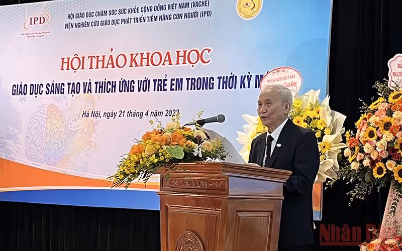 Nhà giáo nhân dân, PGS, TS, BS Nguyễn Võ Kỳ Anh phát biểu tại hội thảo.