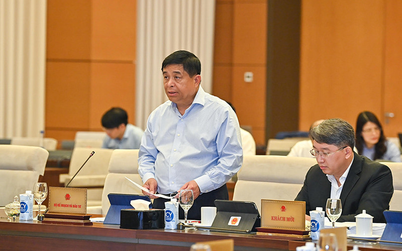 Bộ trưởng Kế hoạch và Đầu tư Nguyễn Chí Dũng báo cáo tại phiên họp. (Ảnh: Duy Linh) Dành cơ chế, chính sách đặc thù phát triển thành phố Khánh Hòa là cần thiết -0