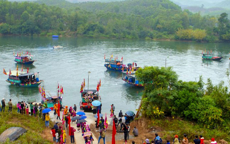 Hành trình “vượt biển” của 12 dòng họ người Dao trên 12 con thuyền đến vùng đất mới để lập nghiệp. Lễ hội Bàn Vương - Tiếng gọi tổ tiên nơi cửa biển -0