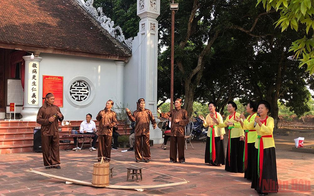 Các nghệ nhân trống quân Hưng Yên trình diễn phục vụ du khách.