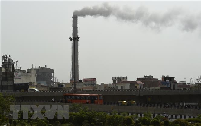 Khói bốc lên từ nhà máy nhiệt điện Badarpur ở thủ đô New Delhi, Ấn Độ. (Ảnh: AFP/TTXVN)