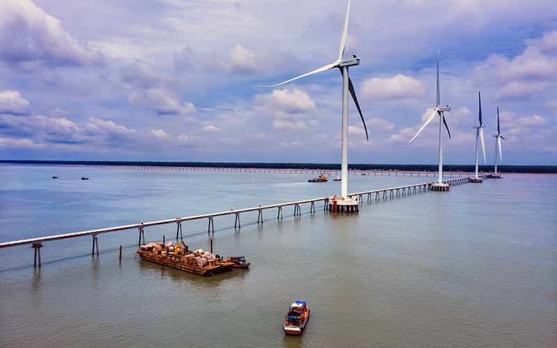 Ước tính khoảng 160 GW trong vòng 5-100 km tính từ bờ, Việt Nam có tiềm năng phát triển điện gió ngoài khơi. 