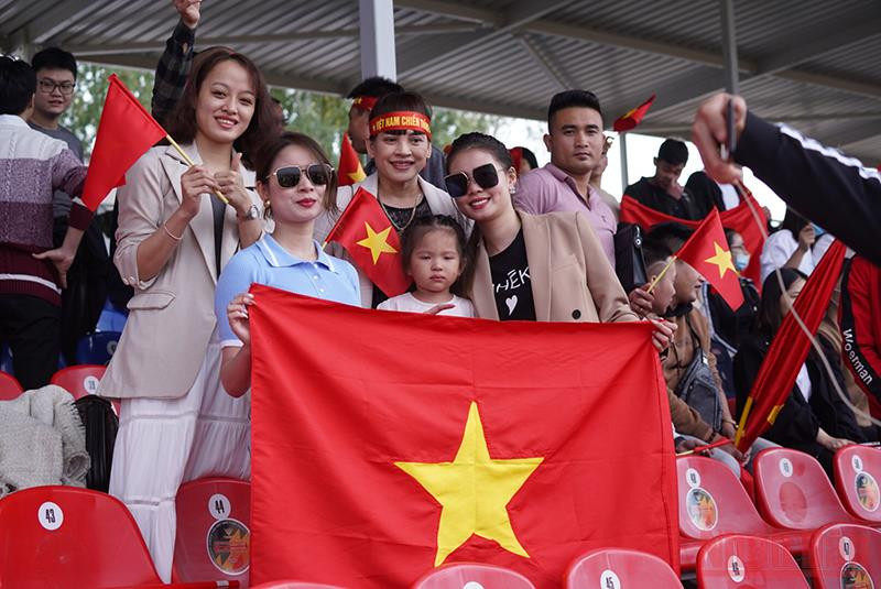 Những cổ động viên nhiệt thành của đội tuyển Xe tăng Việt Nam trên khán đài thao trường Alabino. Ảnh: THANH THỂ Kíp xe số 2 bình tĩnh hoàn thành phần thi dù khởi đầu không thuận lợi -0