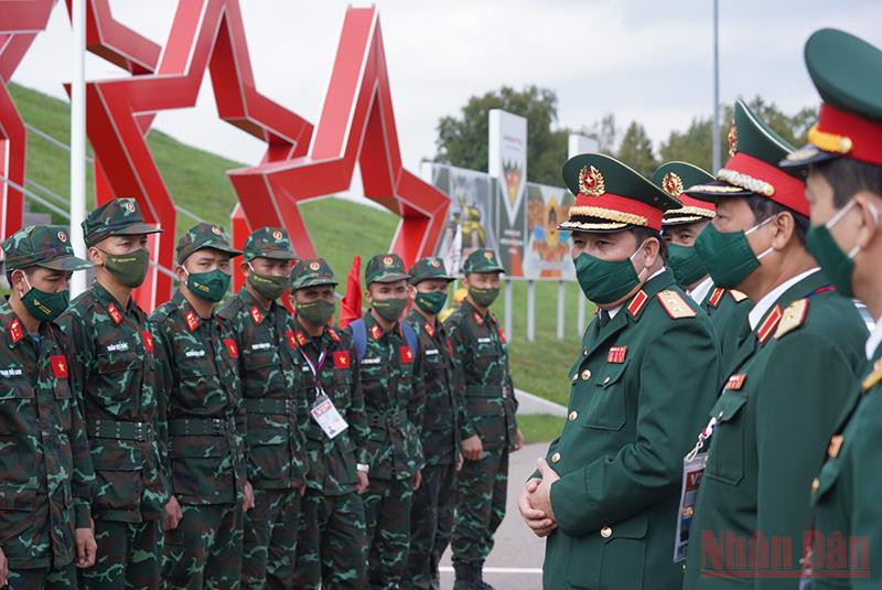 Trung tướng Phùng Sĩ Tấn, Phó Tổng tham mưu trưởng cùng đoàn cấp cao Quân đội nhân dân Việt Nam thăm hỏi, động viên các thành viên đội tuyển Xe tăng Việt Nam. Ảnh: THANH THỂ Kíp xe số 2 bình tĩnh hoàn thành phần thi dù khởi đầu không thuận lợi -0