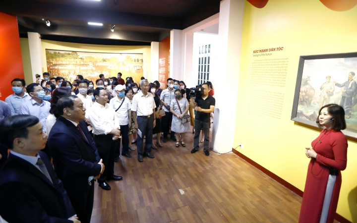 Các đại biểu và khách tham quan trưng bày chuyên đề "Ngày Độc lập 2-9". Khai mạc Trưng bày chuyên đề “Ngày Độc lập 2-9” -0