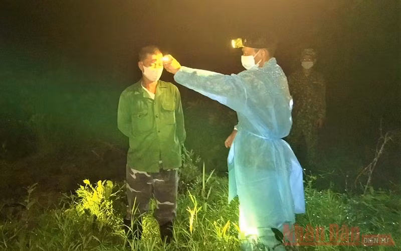 Đồn Biên phòng Ea H’leo phát hiện và tiến hành kiểm tra y tế đối với hai công dân Việt Nam nhập cảnh trái phép từ Campuchia.