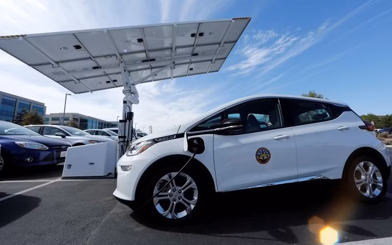 Theo công ty tư vấn Wood Mackenzie, thị trường xe điện hiện chiếm gần 80% nhu cầu pin lithium-ion. (Ảnh: Reuters)