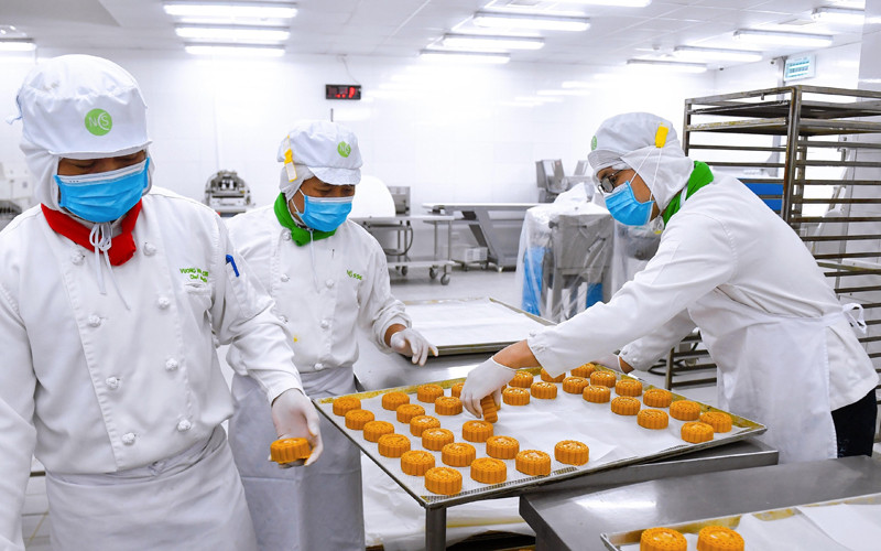 Các nhân viên công ty suất ăn làm việc liên tục ngày đêm để sản xuất, đóng gói, kịp thời đưa hàng lên tàu bay. Gần 30 nghìn bánh trung thu đến với y, bác sĩ tại miền nam -0