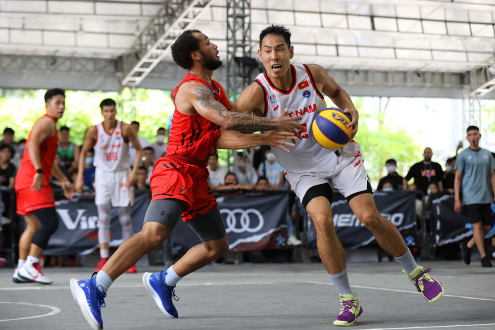 Justin Young (đội tuyển quốc gia) bảo vệ bóng trước ngoại binh Thang Long Warriors. (Ảnh: VBA) Lộ diện nhà vô địch VBA 3x3 chặng Đà Nẵng -0
