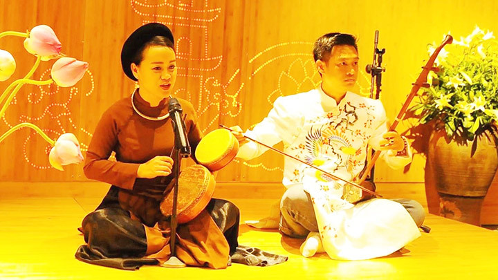 Thu Phương (bên trái) trong một đêm diễn.