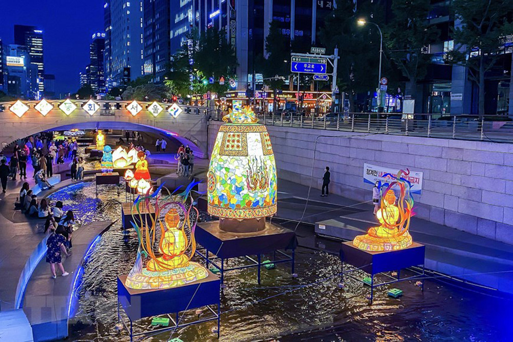 Triển lãm Đèn lồng truyền thống tại suối Cheonggye ở trung tâm Seoul luôn thu hút rất đông người dân và người nước ngoài đến thưởng thức. Triển lãm đèn lồng truyền thống Seoul mừng Đại lễ Phật đản -0