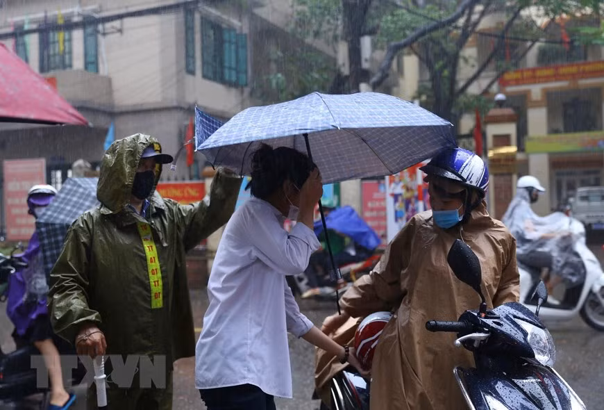 Tuyển sinh lớp 10 ở Hà Nội: Thí sinh “đội mưa” đến điểm thi -0