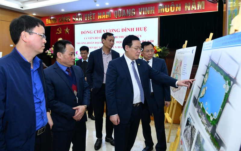 Bí thư Thành ủy Vương Đình Huệ và các đại biểu tham quan sơ đồ quy hoạch một số khu vực tại quận Hai Bà Trưng. Giải quyết dứt điểm các vướng mắc tại Công viên Tuổi trẻ Thủ đô -0