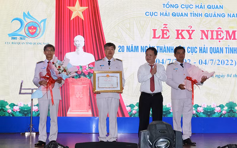 Phó Chủ tịch Ủy ban nhân dân tỉnh Nguyễn Hồng Quang trao bằng khen tặng Cục Hải quan tỉnh Quảng Nam.