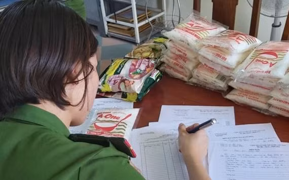 Số hàng bột nêm, mì chính giả được phát hiện sáng nay, 14-7.