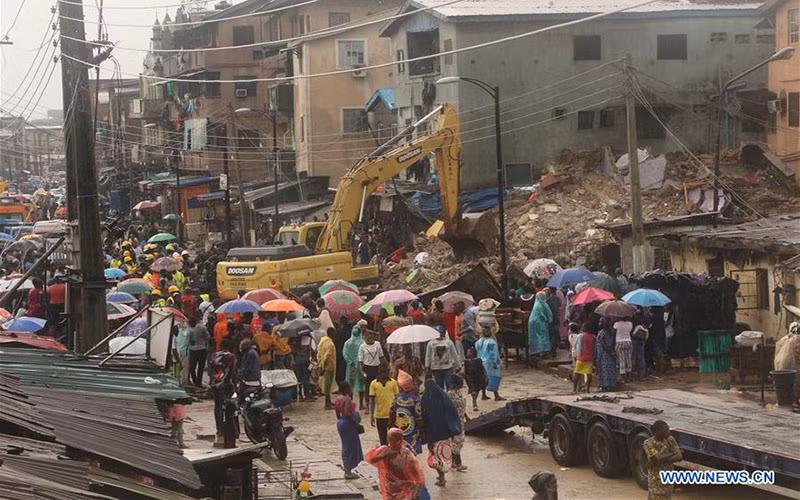 Hiện trường tòa nhà tại Lagos, Nigeria, bị sập, ngày 11/7/2020. (Ảnh: Xinhua)