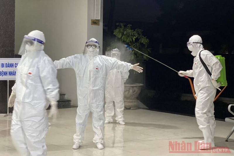 Phun khử khuẩn cho các bác sĩ điều trị bệnh nhân Covid-19 tại Bắc Giang. (Ảnh minh họa: TUỆ LÂM) Một số cơ chế, chính sách mới phục vụ công tác phòng, chống dịch COVID-19 -0