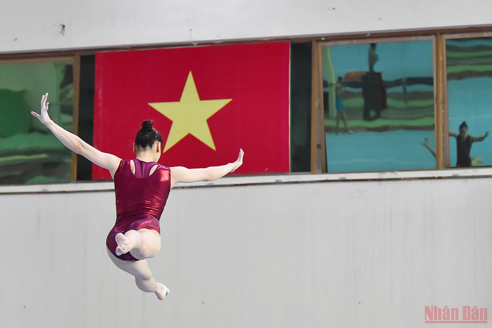SEA Games 31 đã cận kề, cuối tuần qua cả hai đội tuyển nam, nữ Thể dục dụng cụ đều bước vào đợt kiểm tra nội bộ cuối cùng, hoàn thiện từng động tác để có sự chuẩn bị tốt nhất, tự tin hoàn thành chỉ tiêu 4 huy chương Vàng ở kỳ đại hội diễn ra trên sân nhà. Thể dục dụng cụ bứt tốc hướng tới SEA Games 31 -0