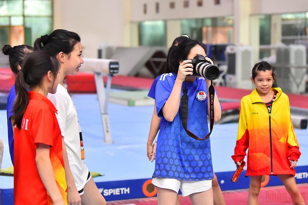 "Khổ luyện thành tài - Chăm chỉ, miệt mài thành giỏi", đó là lời dạy được các vận động viên thể dục dụng cụ thấm nhuần ngay từ tấm bé. Dù ở độ tuổi nào, còn đang tập trẻ hay đã trở thành vận động viên thành danh, tất cả đều phải ý thức việc không ngừng tập luyện. Sau giờ kiểm tra căng thẳng là những phút thư giãn khi các vận động viên nhí trổ tài chụp ảnh tặng các anh chị lớn. Thể dục dụng cụ bứt tốc hướng tới SEA Games 31 -0