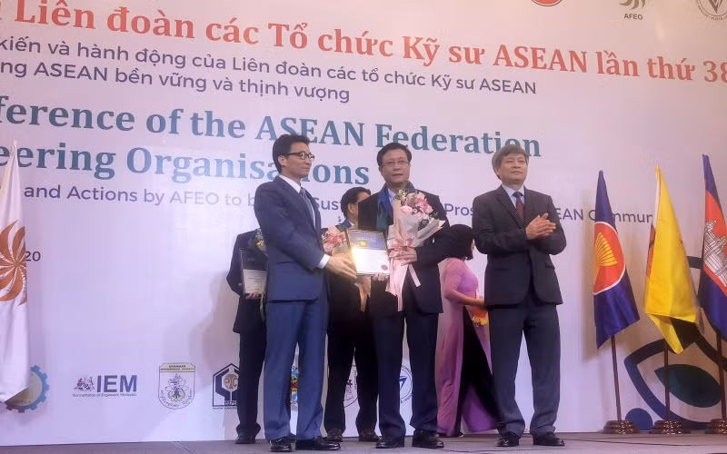 Phó Thủ tướng Vũ Đức Đam trao chứng nhận của Liên đoàn Kỹ sư ASEAN cho các cá nhân có nhiều cống hiến. 