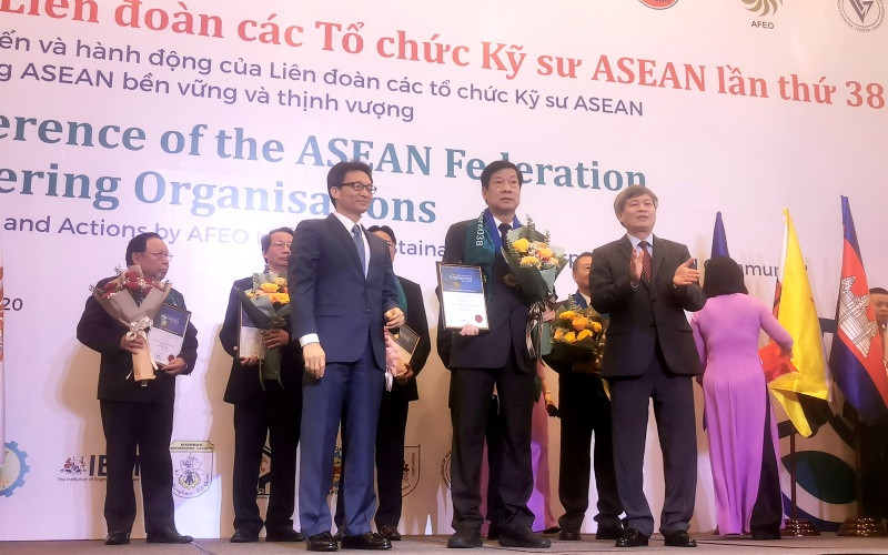 Phó Thủ tướng Vũ Đức Đam trao chứng nhận của Liên đoàn Kỹ sư ASEAN cho các cá nhân có nhiều cống hiến. Tăng cường hợp tác giữa các khối kỹ sư ASEAN vì sự phát triển bền vững -0