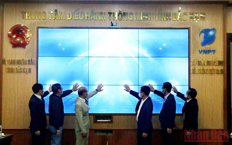 Các đại biểu nhấn nút khai trương Cổng thông tin du lịch thông minh Bắc Kạn.