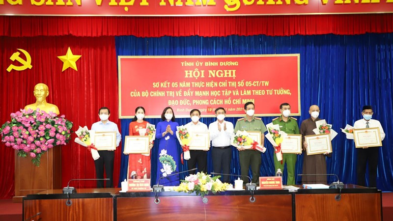 Cá nhân nhận Bằng khen của Chủ tịch UBND tỉnh Bình Dương. Bình Dương khen thưởng tập thể, cá nhân trong học tập và làm theo Bác Hồ -0