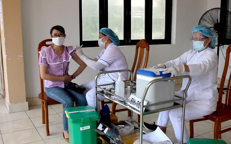 Tiêm vaccine phòng Covid-19 cho người dân Phú Quý tại Trung tâm Y tế quân dân y huyện. Huyện đảo Phú Quý từ “vùng xanh” chuyển sang “vùng đỏ” -0