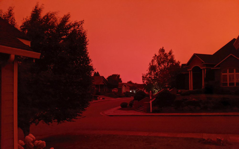 Màu đỏ cam bao phủ bang Oregon. (Ảnh: AP)