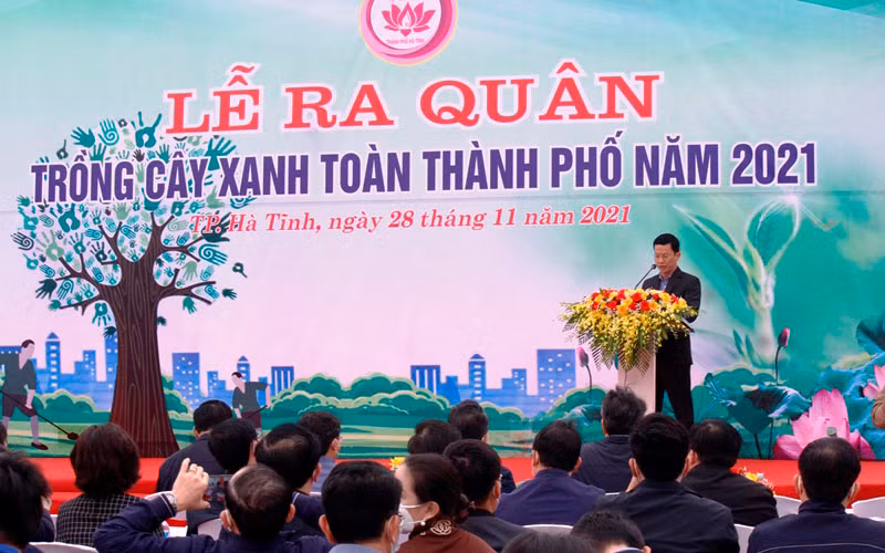 Chủ tịch UBND thành phố Hà Tĩnh Nguyễn Trọng Hiếu kêu gọi người dân tham gia trồng, bảo vệ cây xanh trên toàn thành phố. 
