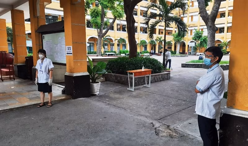 Lực lượng y tế làm nhiệm vụ tại điểm thi Trường THPT Trưng Vương sáng 7/7, quận 1.