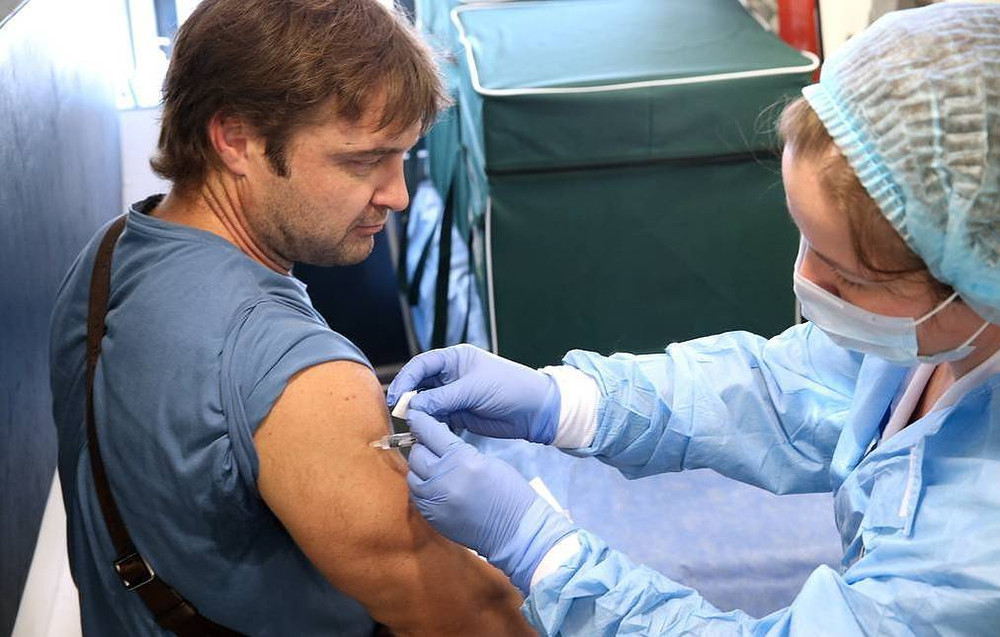 Nga lên kế hoạch tiêm chủng vaccine chống Covid-19 miễn phí cho người dân trong tháng 10. Ảnh: TASS.