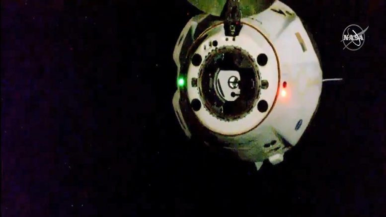 Khoảnh khắc tàu vũ trụ Crew Dragon của SpaceX sau khi tháo gỡ từ Trạm vũ trụ quốc tế. Ảnh được chụp qua TV NASA. Hai phi hành gia ISS trở về trái đất trên tàu SpaceX -0
