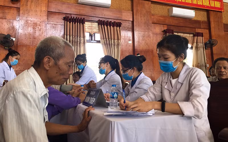 Tặng quà và khám sức khỏe cho thân nhân của người có công