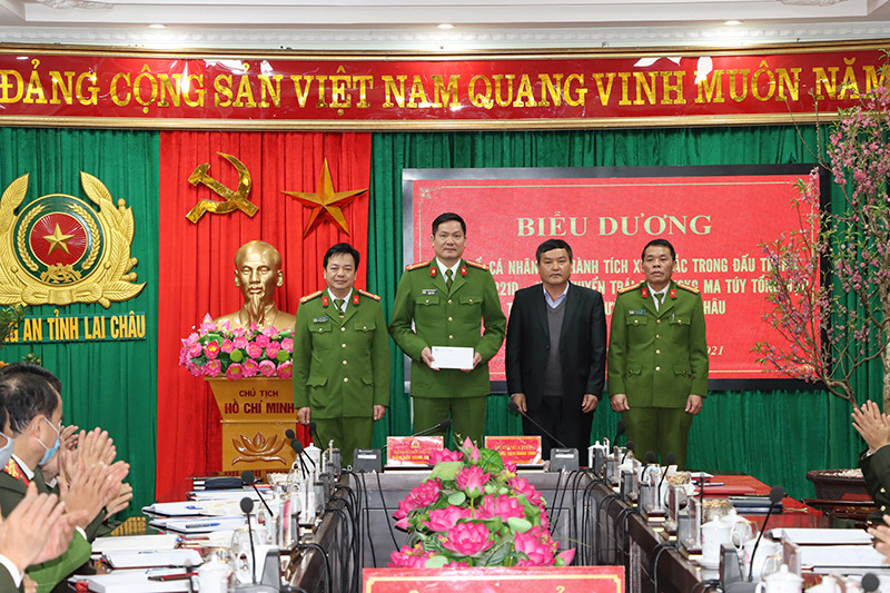 Lãnh đạo UBND tỉnh Lai Châu biểu dương, khen thưởng, động viên ban chuyên án. Bắt ba đối tượng vận chuyển 18 kg ma túy tổng hợp -0