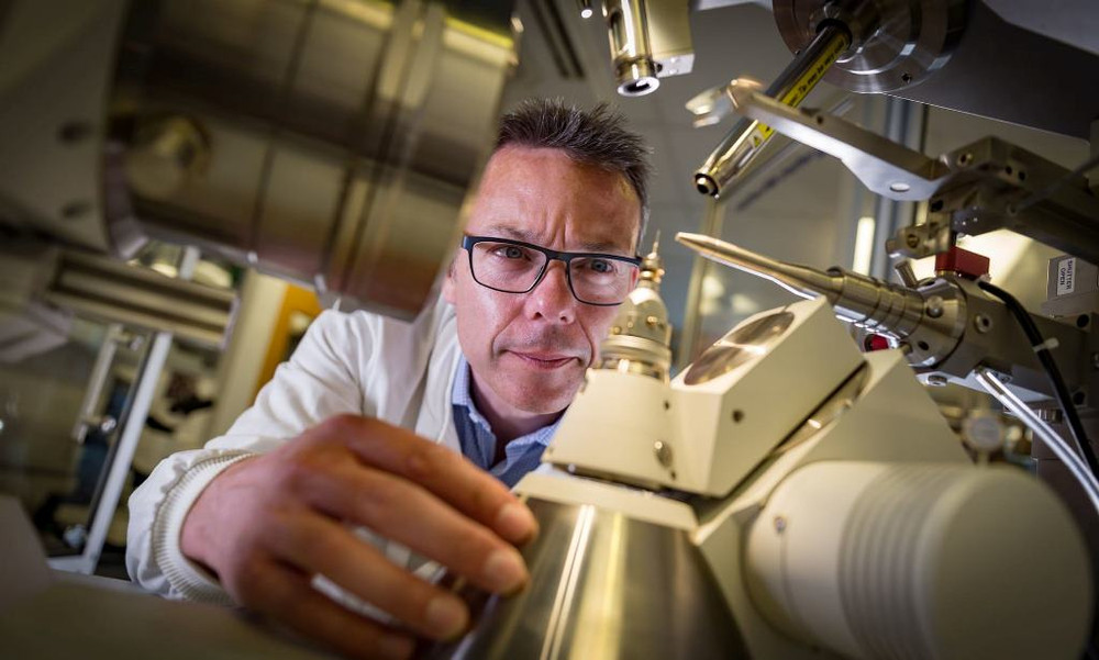 Giáo sư John McGeehan, giám đốc Trung tâm Đổi mới Enzyme (CEI), Đại học Portsmouth, Anh. Các nhà khoa học làm việc tại trung tâm hy vọng loại "siêu enzyme" có thể giải quyết cuộc khủng hoảng ô nhiễm. Ảnh: Đại học Portsmouth. Siêu vi khuẩn mới “ăn” nhựa nhanh hơn sáu lần -0